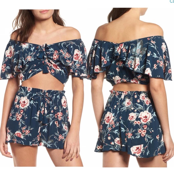 Band of Gypsies Tops - Band of Gypsies || NWT Floral Cropped Top Size L